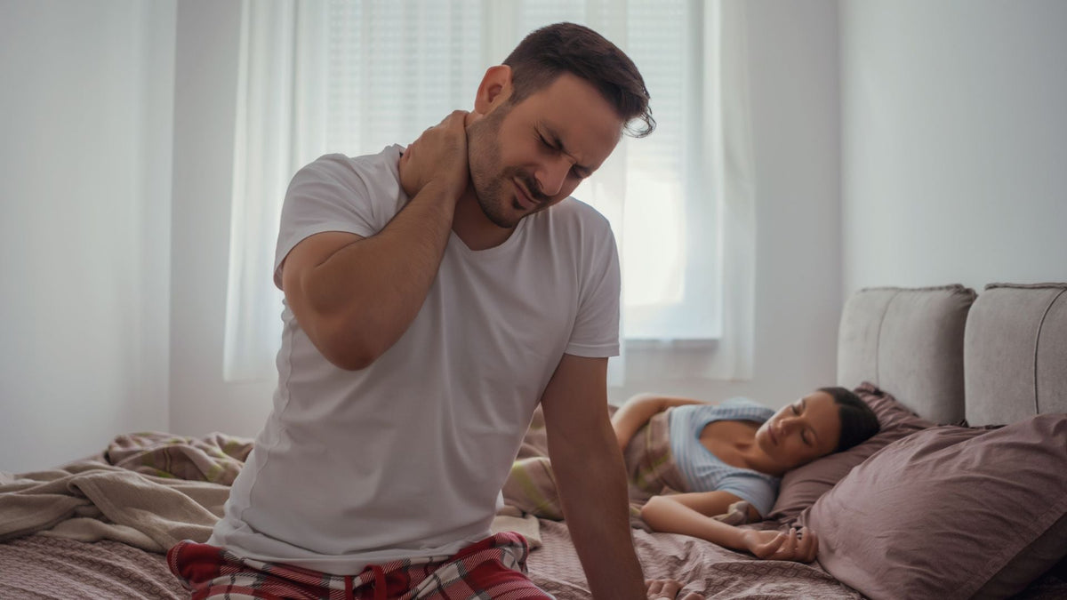 Warum wache ich jede Nacht mit Nackenschmerzen auf? Ursachen für chronische HWS-Beschwerden